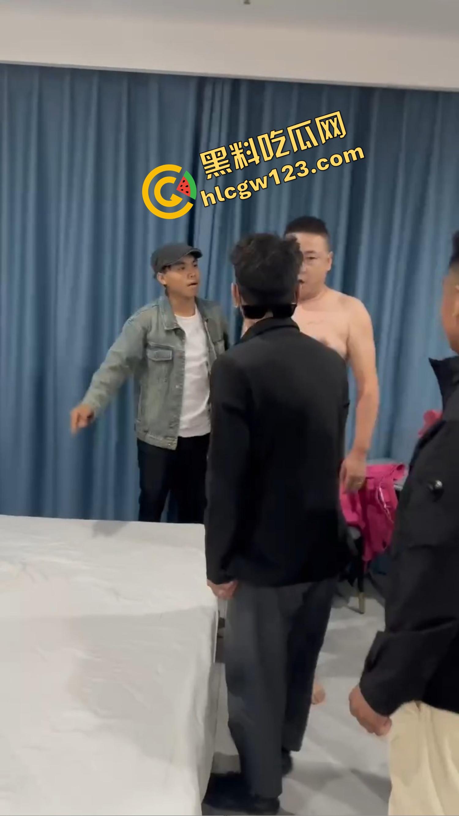 捉奸不敢动手？绿帽男带兄弟给奸夫站岗，穿红裤衩睡人女友，野男人奸气冲天娼光万丈！  第11张