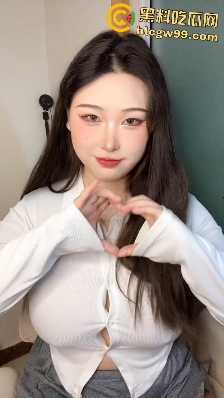 抖音3W粉擦边主播【丫丫有肉】宽衣解扣揉搓极品吊钟乳大奶， 疯狂晃动诱惑感拉满  第3张