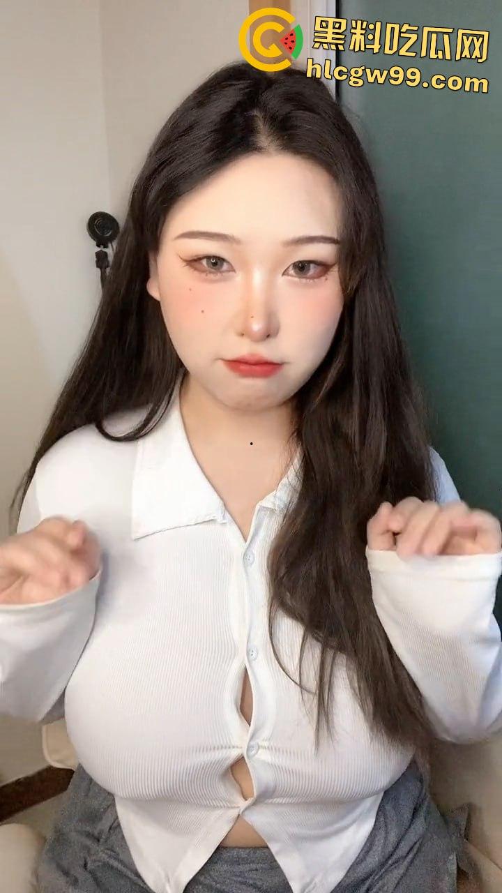 抖音3W粉擦边主播【丫丫有肉】宽衣解扣揉搓极品吊钟乳大奶， 疯狂晃动诱惑感拉满  第4张