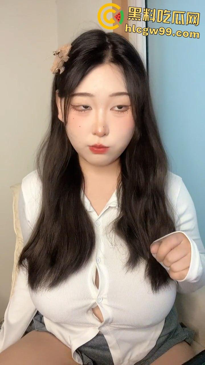 抖音3W粉擦边主播【丫丫有肉】宽衣解扣揉搓极品吊钟乳大奶， 疯狂晃动诱惑感拉满  第5张