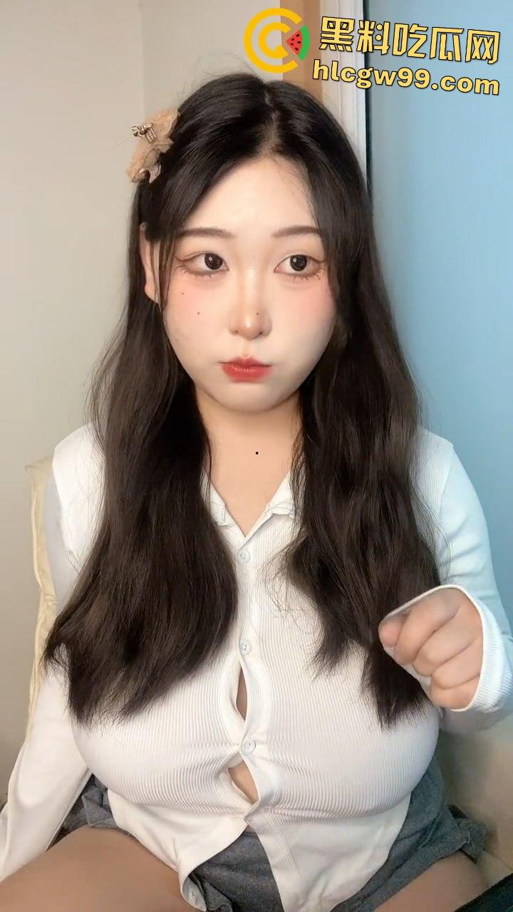 抖音3W粉擦边主播【丫丫有肉】宽衣解扣揉搓极品吊钟乳大奶， 疯狂晃动诱惑感拉满  第6张