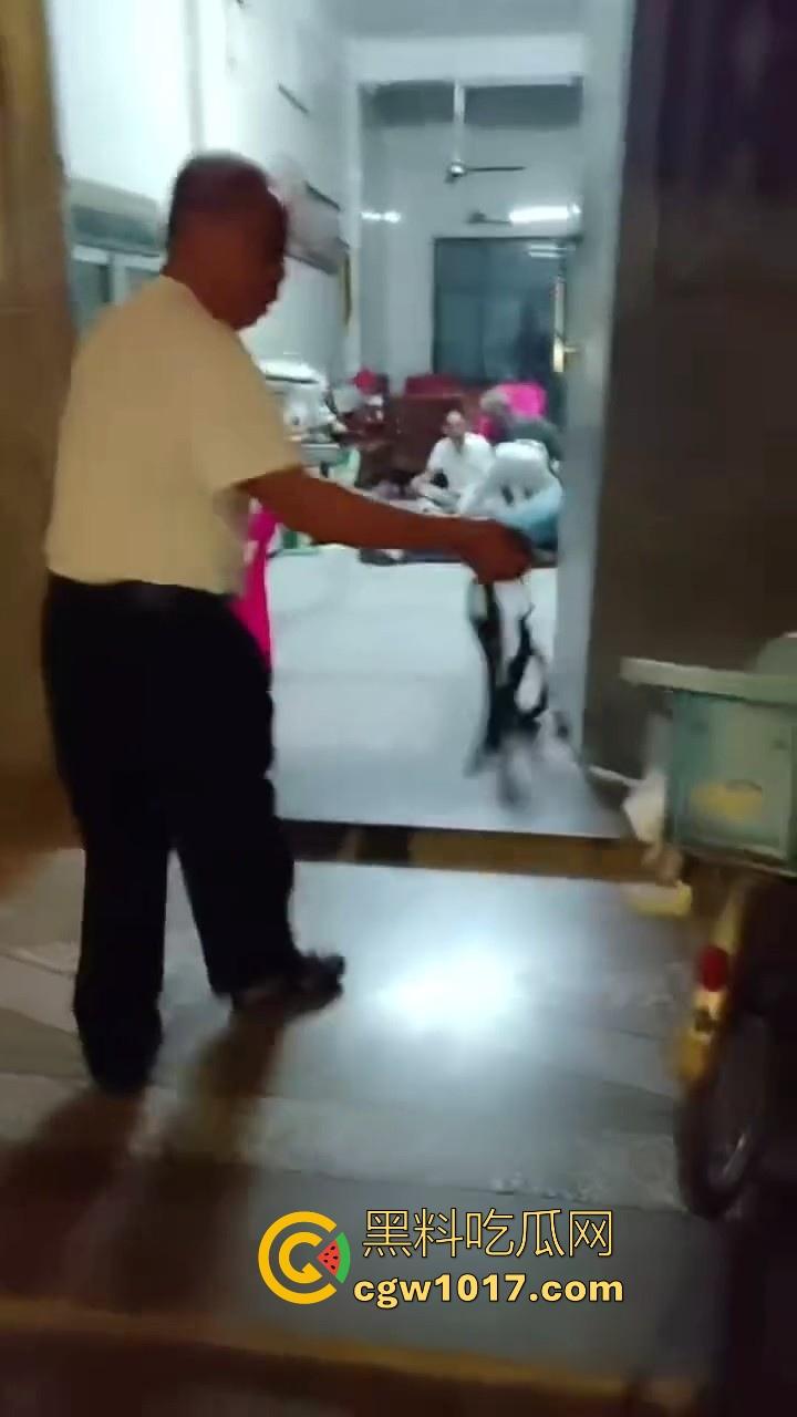 近期广东潮汕发生抢劫案，当街入室犯罪嫌疑人抢金项链跟包，给一群老大爷们合力抓住，现在都什么年代啦还搞这个呀！  第1张