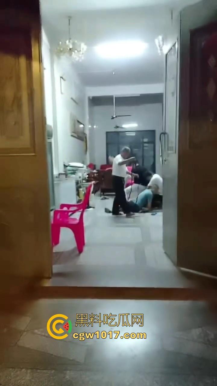 近期广东潮汕发生抢劫案，当街入室犯罪嫌疑人抢金项链跟包，给一群老大爷们合力抓住，现在都什么年代啦还搞这个呀！  第2张