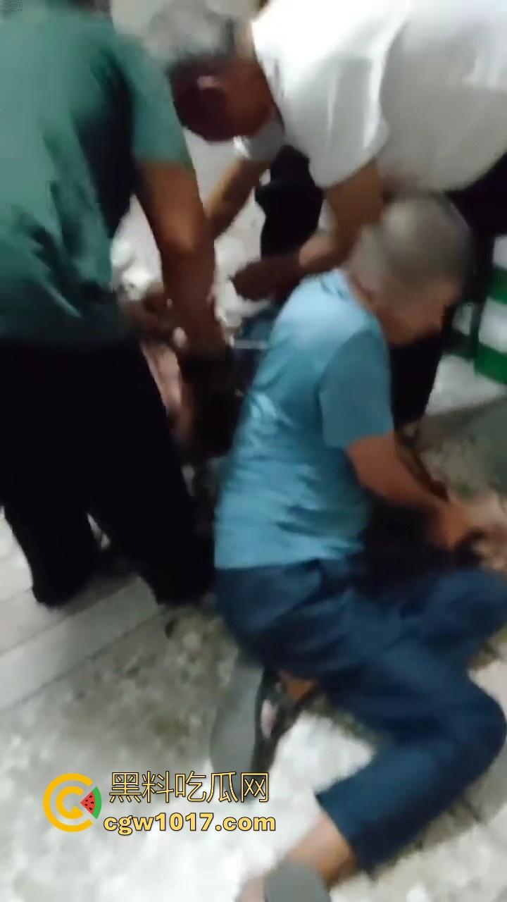 近期广东潮汕发生抢劫案，当街入室犯罪嫌疑人抢金项链跟包，给一群老大爷们合力抓住，现在都什么年代啦还搞这个呀！  第3张