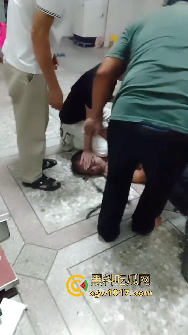 近期广东潮汕发生抢劫案，当街入室犯罪嫌疑人抢金项链跟包，给一群老大爷们合力抓住，现在都什么年代啦还搞这个呀！  第4张