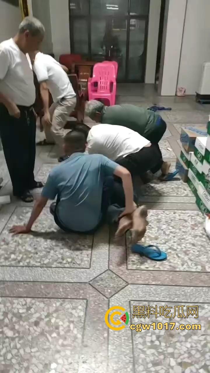 近期广东潮汕发生抢劫案，当街入室犯罪嫌疑人抢金项链跟包，给一群老大爷们合力抓住，现在都什么年代啦还搞这个呀！  第6张