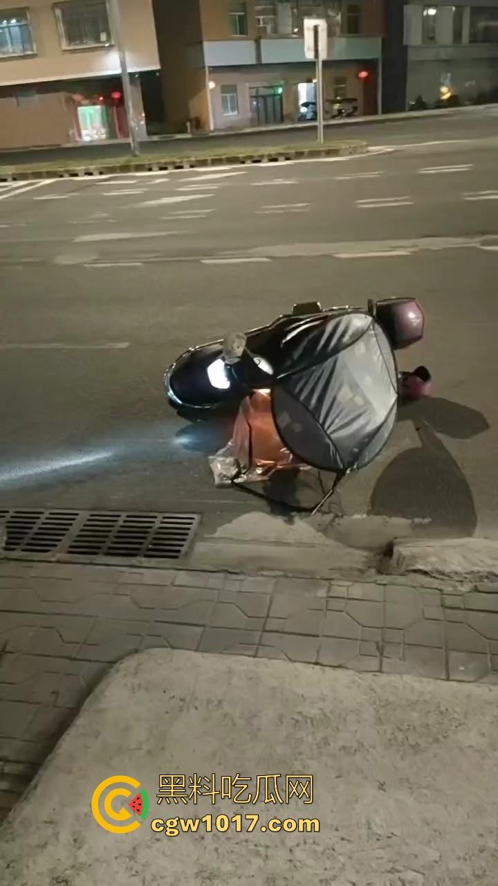 近期广东潮汕发生抢劫案，当街入室犯罪嫌疑人抢金项链跟包，给一群老大爷们合力抓住，现在都什么年代啦还搞这个呀！  第7张