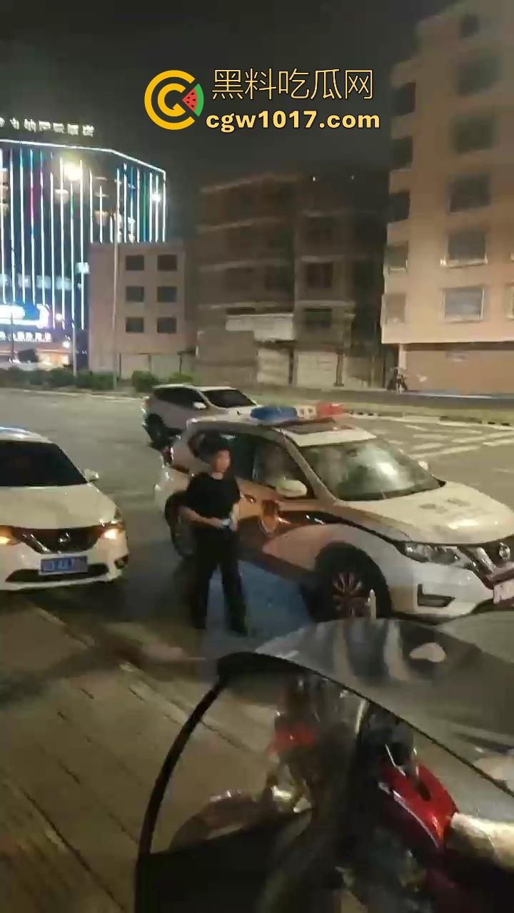 近期广东潮汕发生抢劫案，当街入室犯罪嫌疑人抢金项链跟包，给一群老大爷们合力抓住，现在都什么年代啦还搞这个呀！  第8张