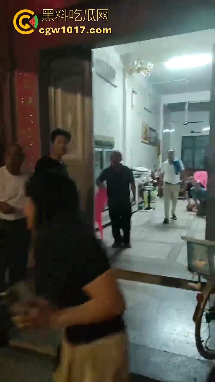 近期广东潮汕发生抢劫案，当街入室犯罪嫌疑人抢金项链跟包，给一群老大爷们合力抓住，现在都什么年代啦还搞这个呀！  第9张