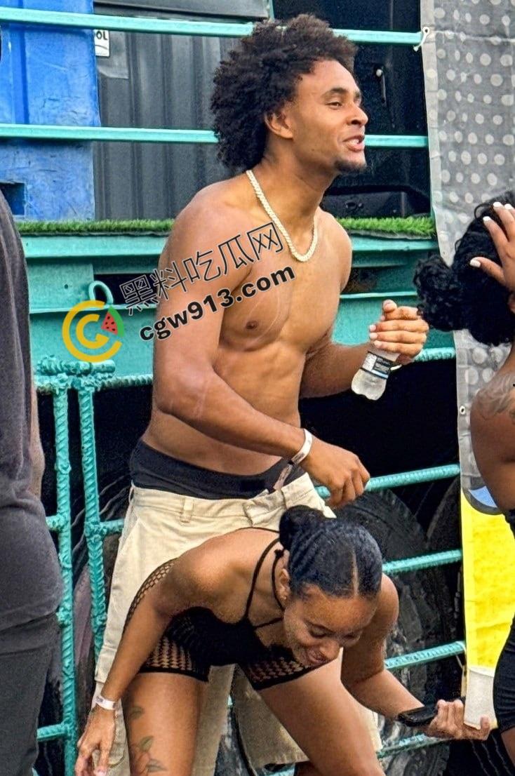 火热大曝光！曼联球星齐尔克泽球场外激战，与性感女郎酒店激战，三洞齐开，画面堪比岛国大片  第2张