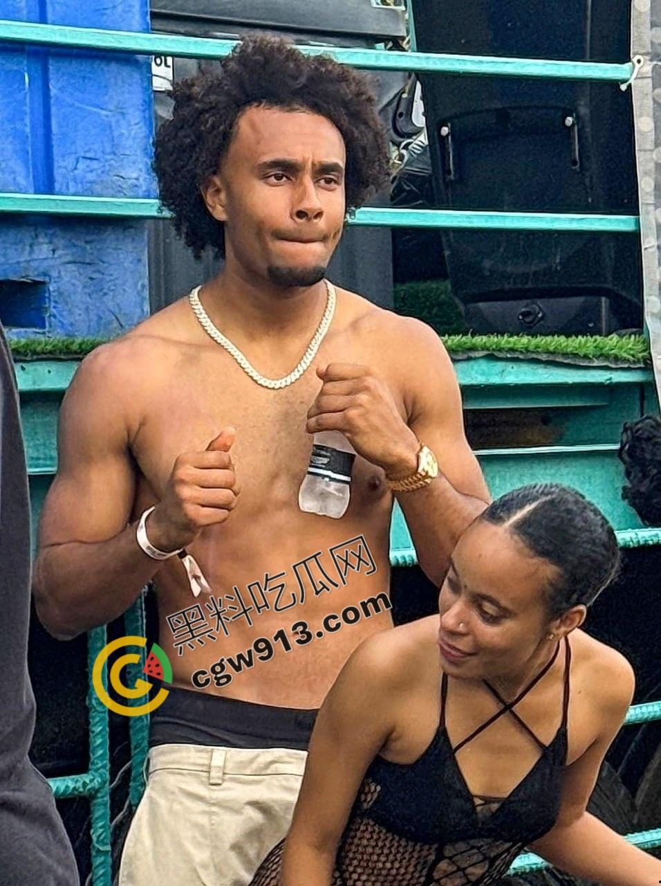 火热大曝光！曼联球星齐尔克泽球场外激战，与性感女郎酒店激战，三洞齐开，画面堪比岛国大片  第3张