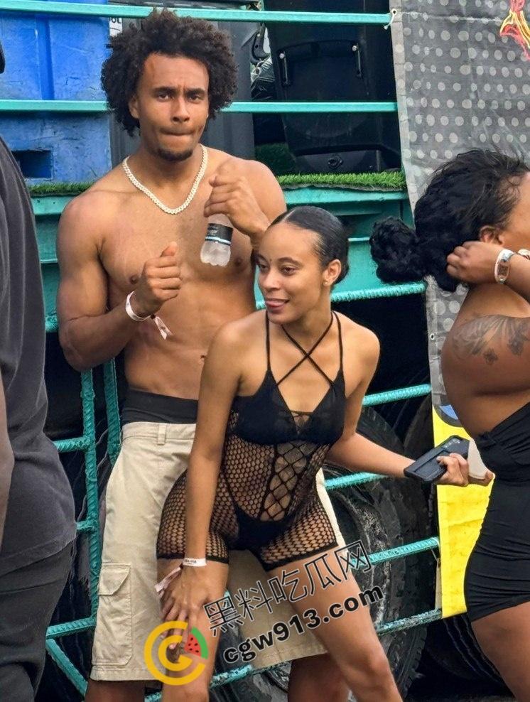 火热大曝光！曼联球星齐尔克泽球场外激战，与性感女郎酒店激战，三洞齐开，画面堪比岛国大片  第4张