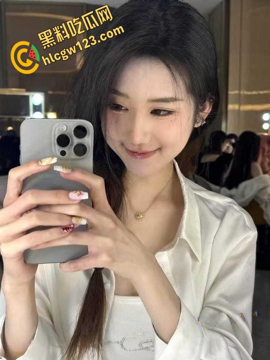 高颜留学生与大屌洋男友激情做爱，肥美多汁的白虎粉鲍，紧紧包裹大屌被操得淫叫连连！  第1张