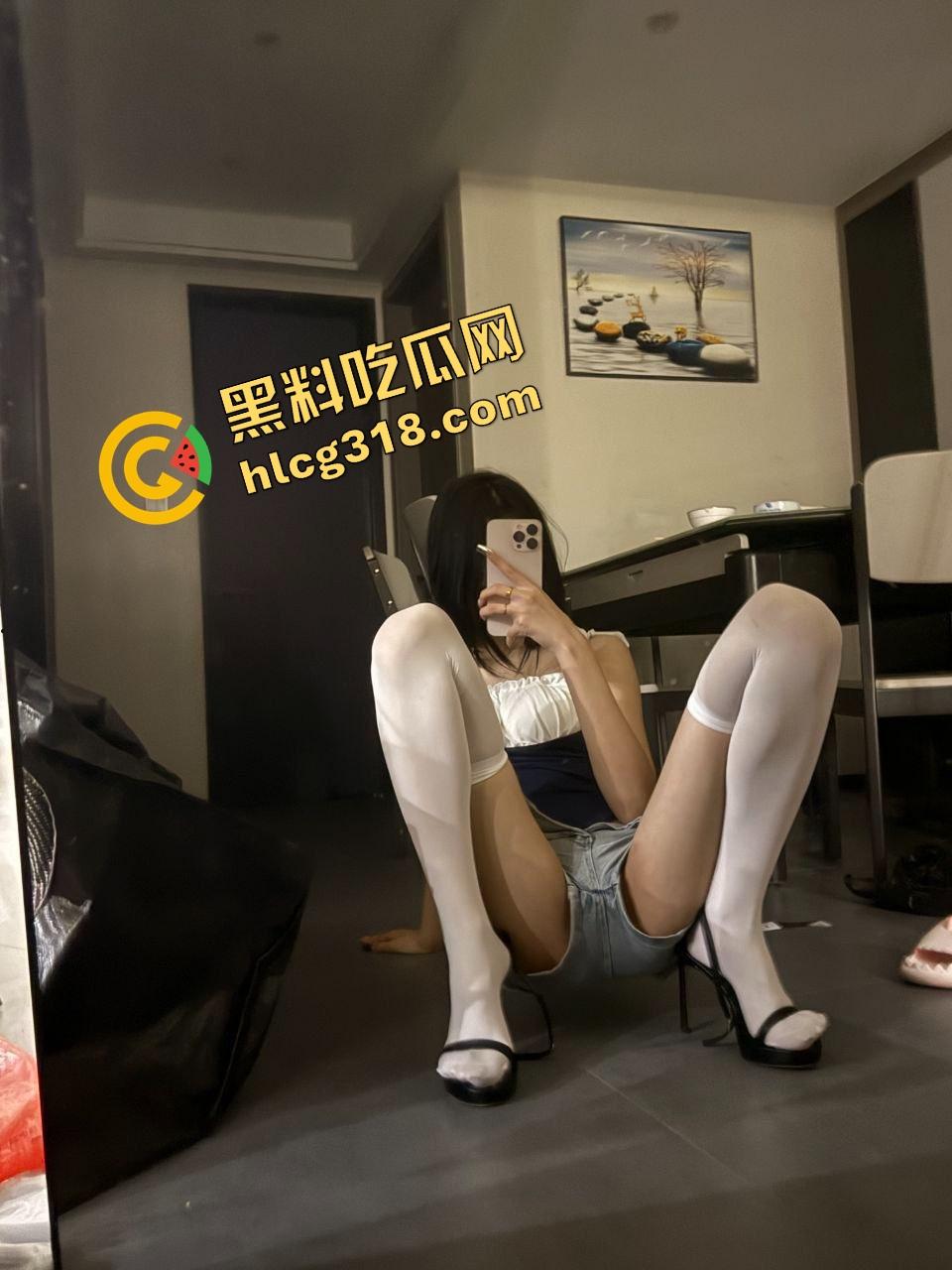 抖音大长腿女主播『草莓泡芙猫』线上擦边线下卖逼，榜一大哥打赏几个W直接骑脖子吃鸡巴，这才是流量变现！  第2张