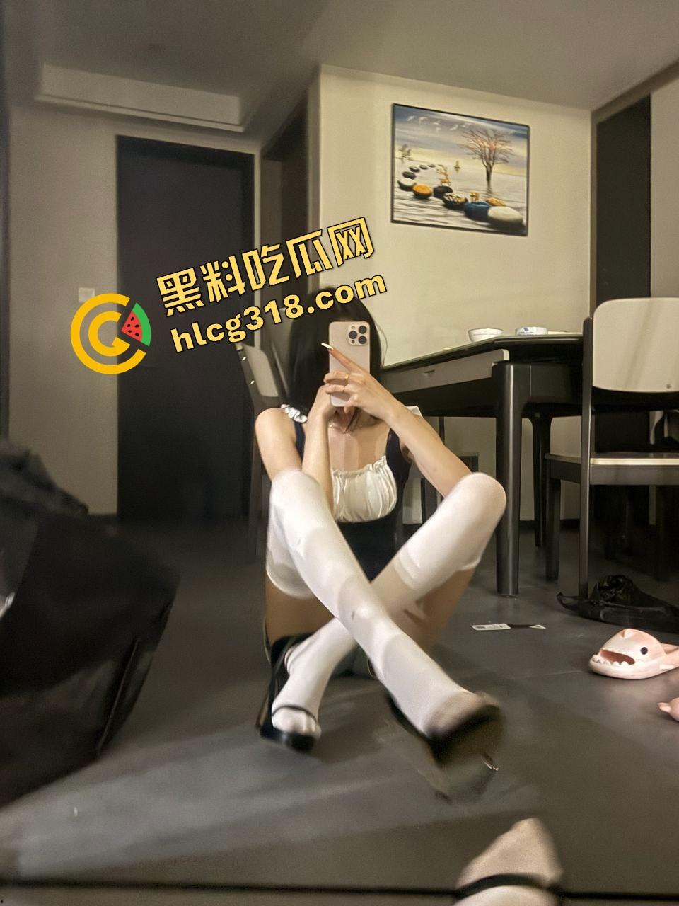 抖音大长腿女主播『草莓泡芙猫』线上擦边线下卖逼，榜一大哥打赏几个W直接骑脖子吃鸡巴，这才是流量变现！  第3张