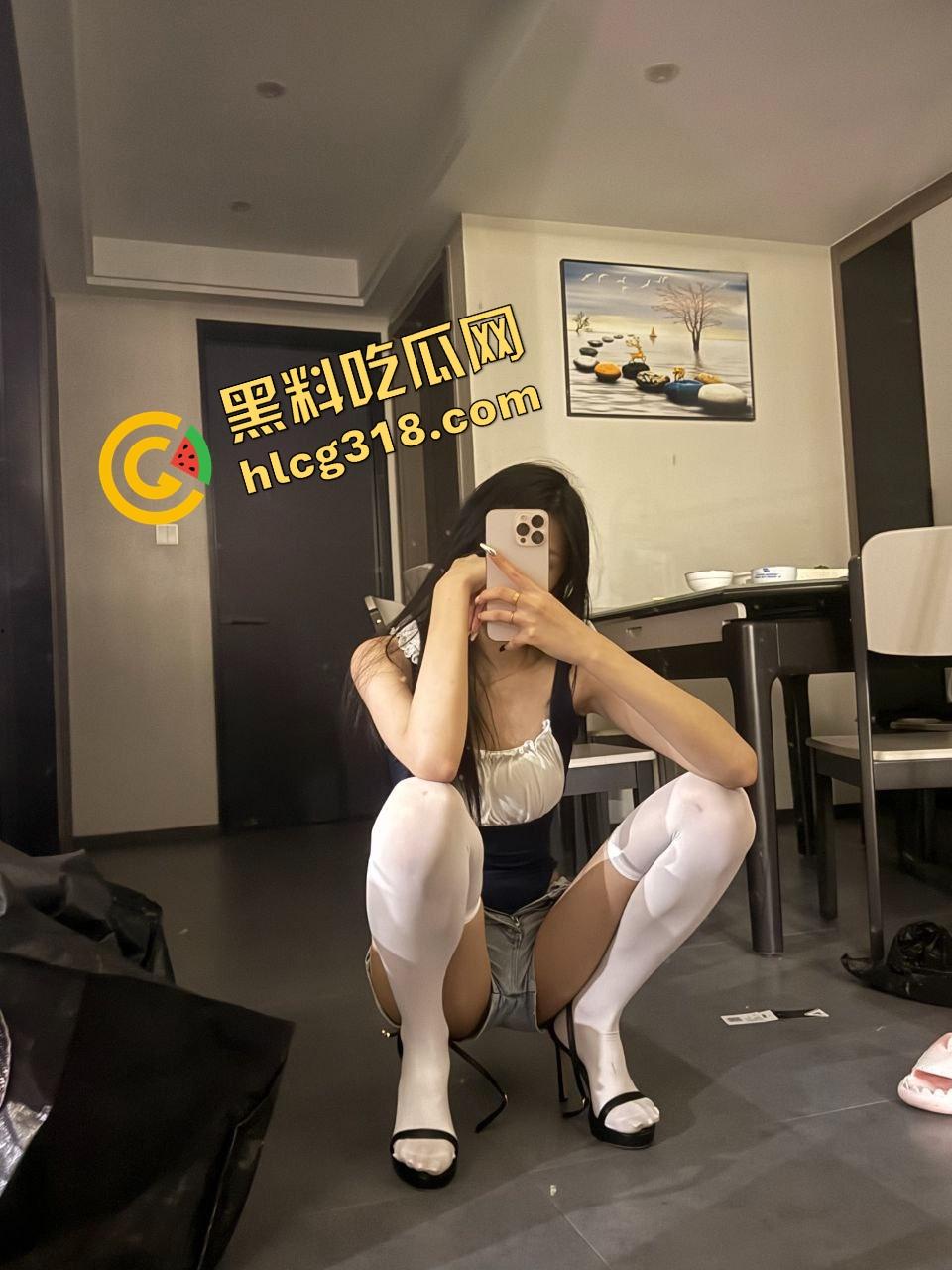 抖音大长腿女主播『草莓泡芙猫』线上擦边线下卖逼，榜一大哥打赏几个W直接骑脖子吃鸡巴，这才是流量变现！  第4张