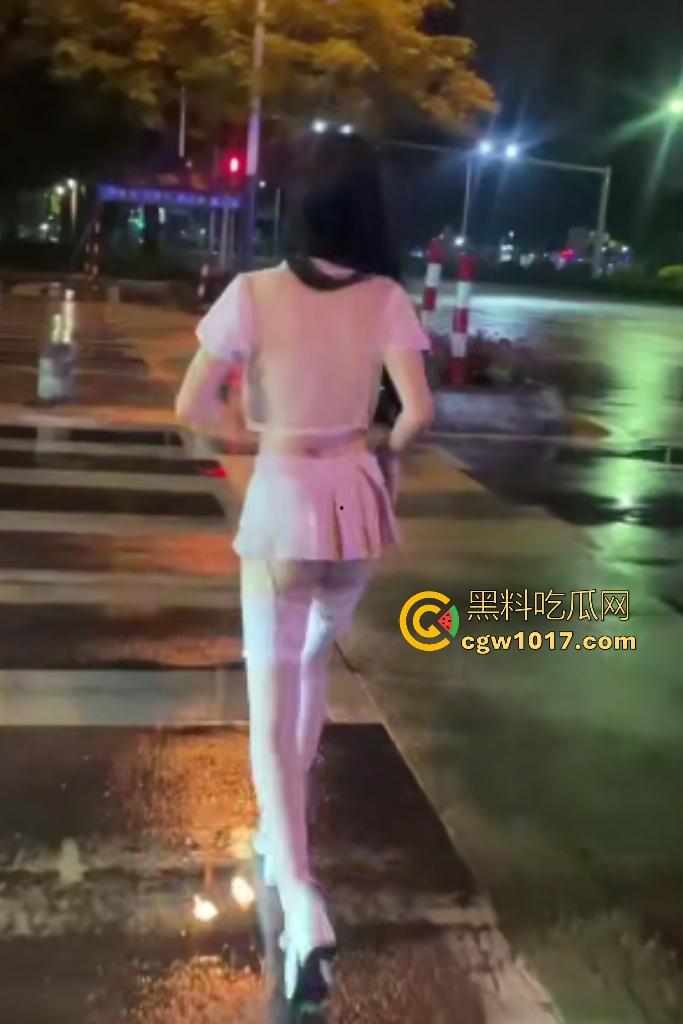 深夜骚逼马路上户外露出！光屁股坐防护栏，用手拍打B，被猥琐男跟踪舔逼后入，我让你骚，欠操的家伙！  第1张