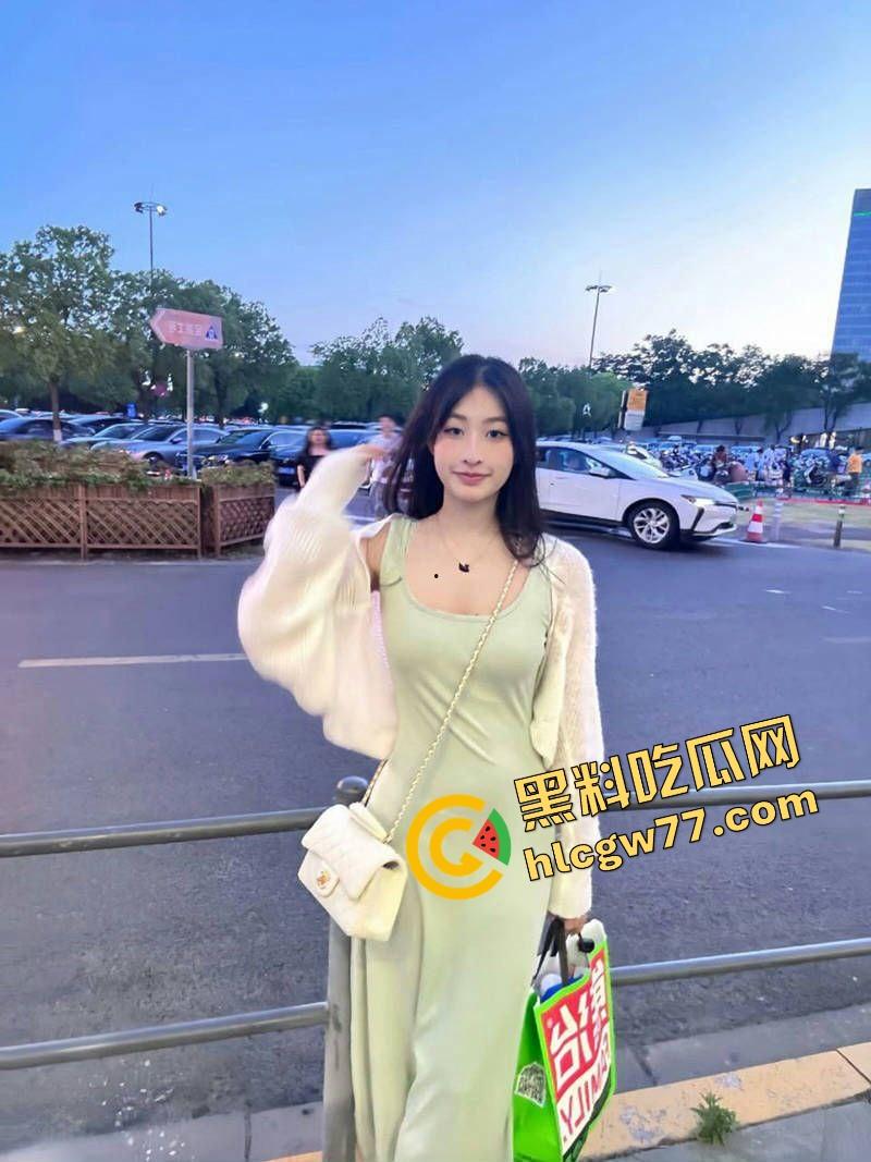 舔狗追了俩学期，她男友早就用手机拍完炮片，无锡职院校花【方诗蕊】的清纯滤镜碎成渣！  第2张