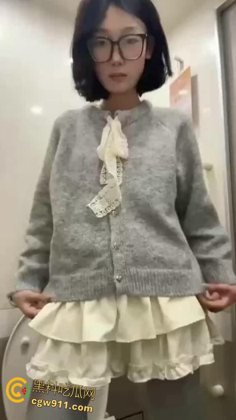 高颜值学生妹，宿舍制服骑乘假屌，高铁半脱露点自慰被敲门惊吓，温泉澡堂脱衣露出，抠逼自慰太反差了 ！  第1张