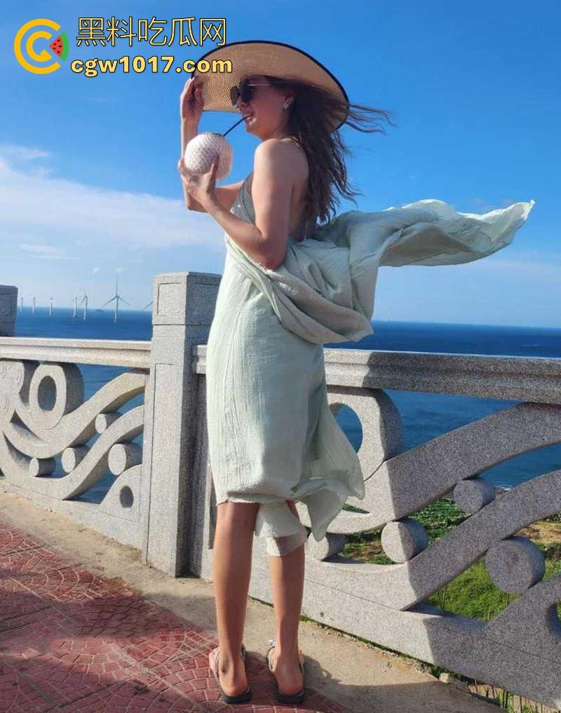 约极品肥臀炮友玩性爱旅游，情趣吊带丝袜一穿，阴毛一刮，被拽着头发疯狂后入，都尼玛干喷尿了！  第1张