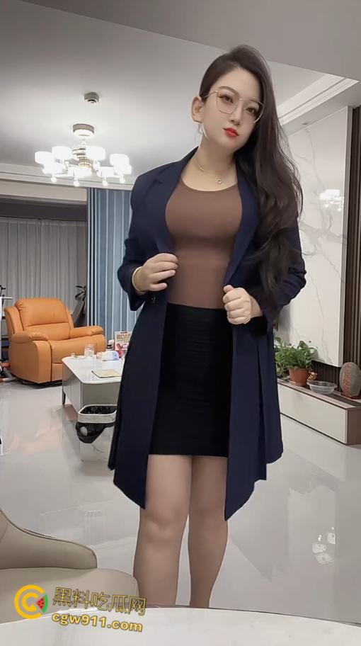 抖音熟女母狗【王秘书呀】，想尽办法勾引男人，巨乳翘臀抠逼自慰，全自动口活干炮一条龙，黑丝翘臀被疯狂打桩 ！  第2张