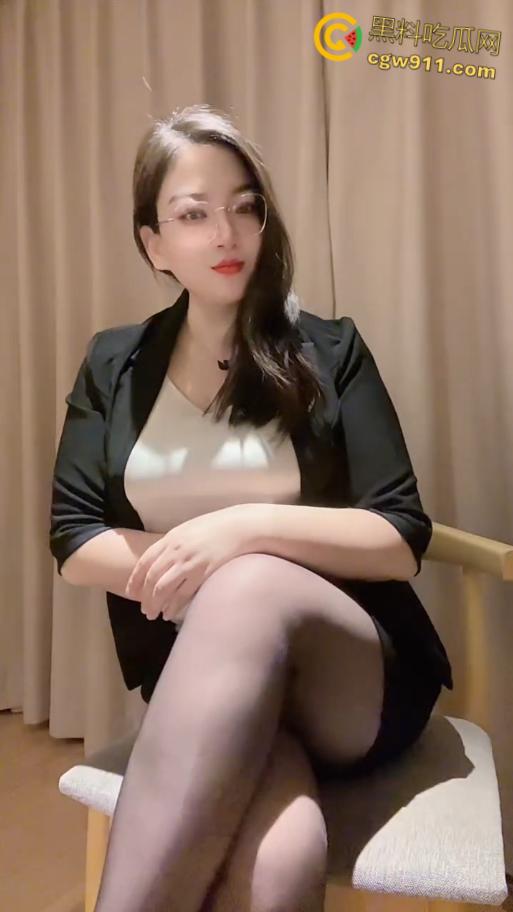 抖音熟女母狗【王秘书呀】，想尽办法勾引男人，巨乳翘臀抠逼自慰，全自动口活干炮一条龙，黑丝翘臀被疯狂打桩 ！  第3张