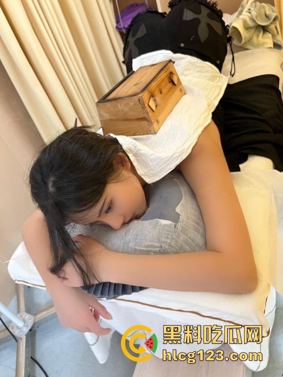 阿朱最新骚操作曝光！老中医按摩时露臀勾引，这逼太骚连中医都治不住！  第5张