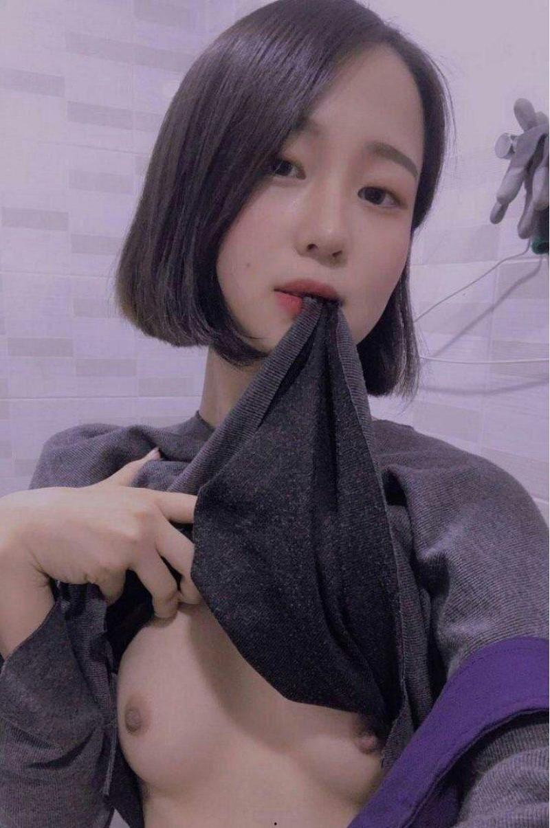 广州理工大学大二短发母狗【李梦伊】遭渣男PUA 脸穴同框视频曝光，反差感爆棚！  第4张