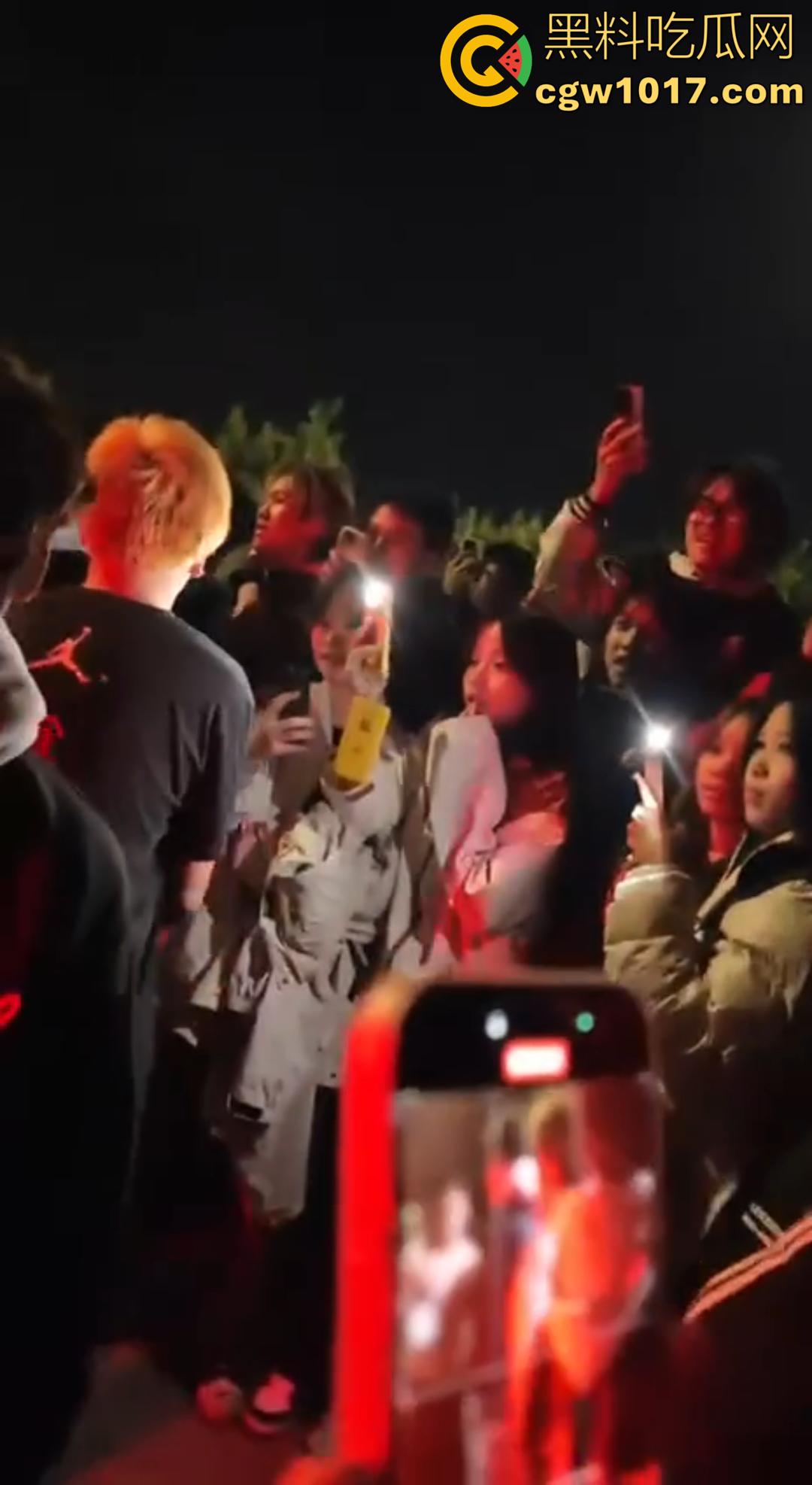 广西桂林C罗事件完整版 精神小伙为爱冲锋 与情敌约群架1v4 只为争夺交配权 现场视频流出！  第1张