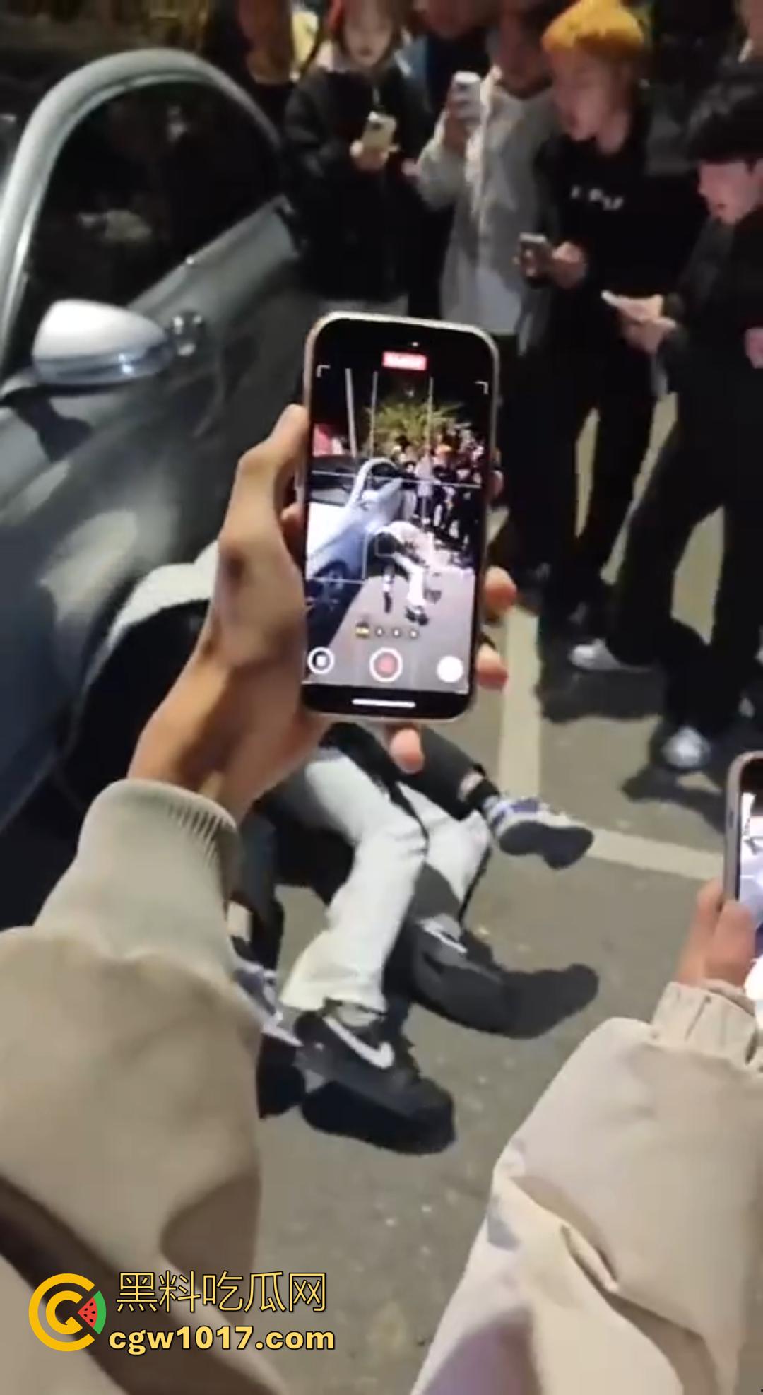 广西桂林C罗事件完整版 精神小伙为爱冲锋 与情敌约群架1v4 只为争夺交配权 现场视频流出！  第2张