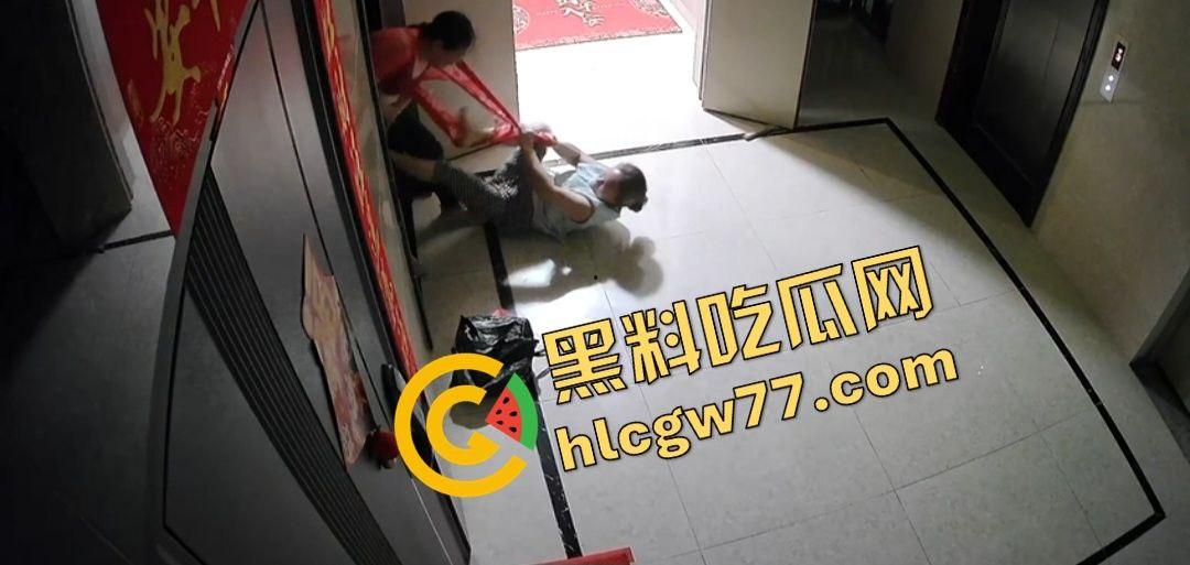 青岛阳光水岸疯老太夜袭邻居，老人被揍成猪头，监控曝变态暴行！  第6张