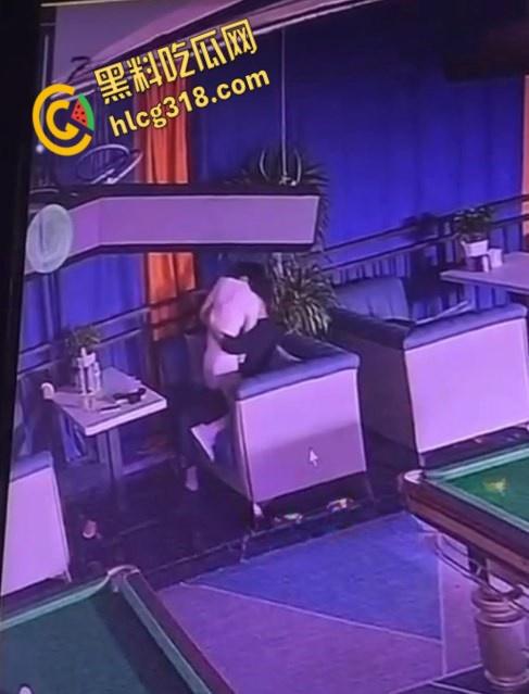 重庆一台球厅监控视频流出， 一男一女饥渴难耐，公然调情露乳，沙发掀裙激情女上！  第2张
