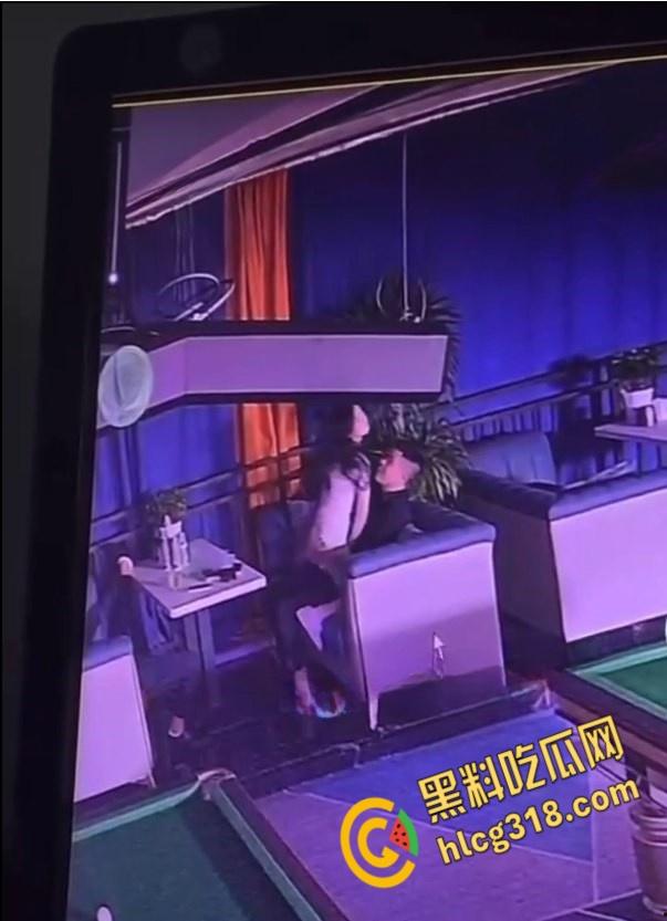 重庆一台球厅监控视频流出， 一男一女饥渴难耐，公然调情露乳，沙发掀裙激情女上！  第3张