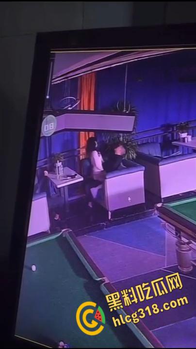 重庆一台球厅监控视频流出， 一男一女饥渴难耐，公然调情露乳，沙发掀裙激情女上！  第5张
