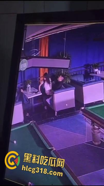 重庆一台球厅监控视频流出， 一男一女饥渴难耐，公然调情露乳，沙发掀裙激情女上！  第6张