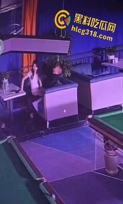 重庆一台球厅监控视频流出， 一男一女饥渴难耐，公然调情露乳，沙发掀裙激情女上！  第7张