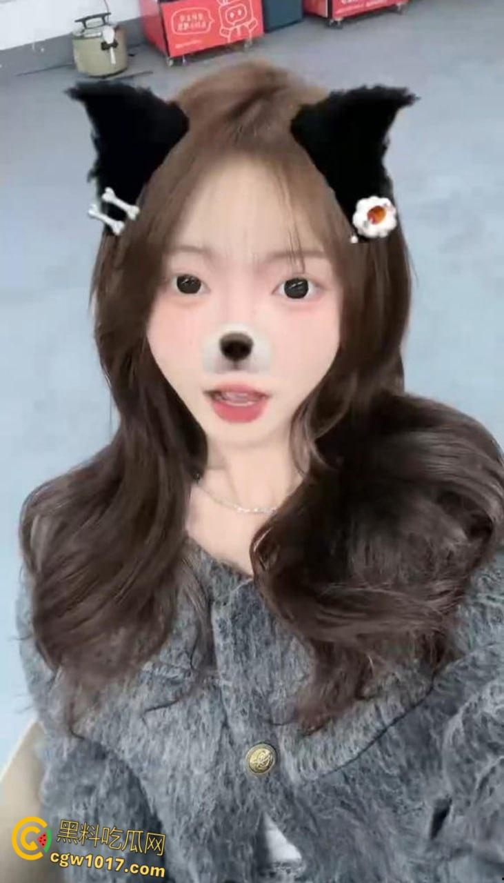 天津精神小妹【李美娜】被金主调教，表面看起来像个邻家小妹妹，私底下狗链牵引口交深喉，反差母狗骚气爆棚！  第2张