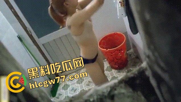 贵在真实！厕所小窗偷拍民宿骚女洗逼日常，扎马步冲穴香得要命，连男的都拍，哥们也忍不住摸镜头！  第2张