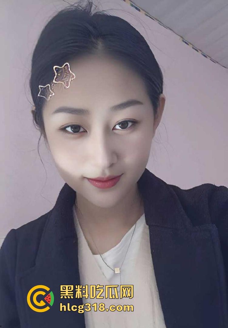 趁着哥哥睡着，跟嫂子在客厅偷情，性感嫂子主动骑乘，没忍住全射里面了。  第1张