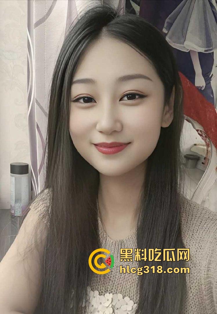 趁着哥哥睡着，跟嫂子在客厅偷情，性感嫂子主动骑乘，没忍住全射里面了。  第2张