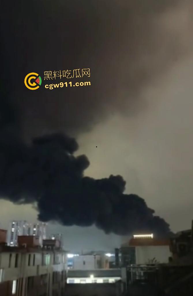 宁波姜山镇顺丰物流仓库惊天大火！高压路奥克斯旁熊熊烈焰，20余辆消防车鏖战一小时勉强控火！  第1张