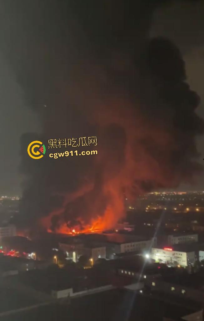 宁波姜山镇顺丰物流仓库惊天大火！高压路奥克斯旁熊熊烈焰，20余辆消防车鏖战一小时勉强控火！  第2张