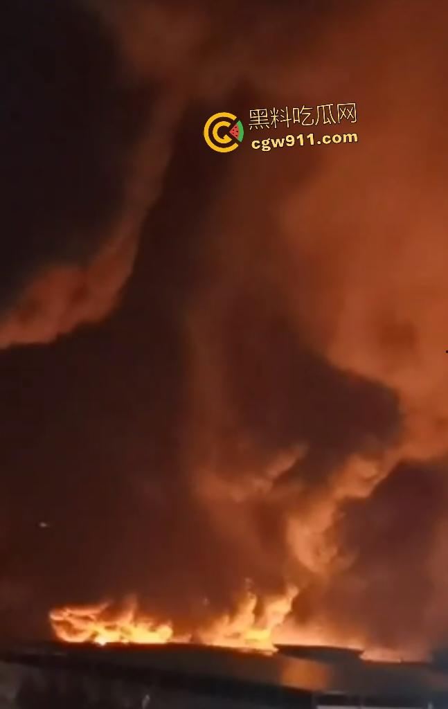 宁波姜山镇顺丰物流仓库惊天大火！高压路奥克斯旁熊熊烈焰，20余辆消防车鏖战一小时勉强控火！  第4张