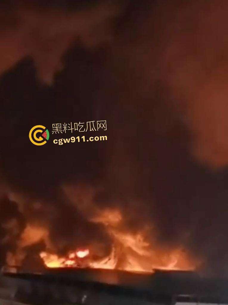 宁波姜山镇顺丰物流仓库惊天大火！高压路奥克斯旁熊熊烈焰，20余辆消防车鏖战一小时勉强控火！  第5张