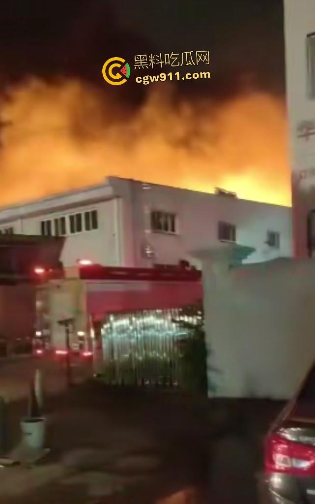 宁波姜山镇顺丰物流仓库惊天大火！高压路奥克斯旁熊熊烈焰，20余辆消防车鏖战一小时勉强控火！  第6张