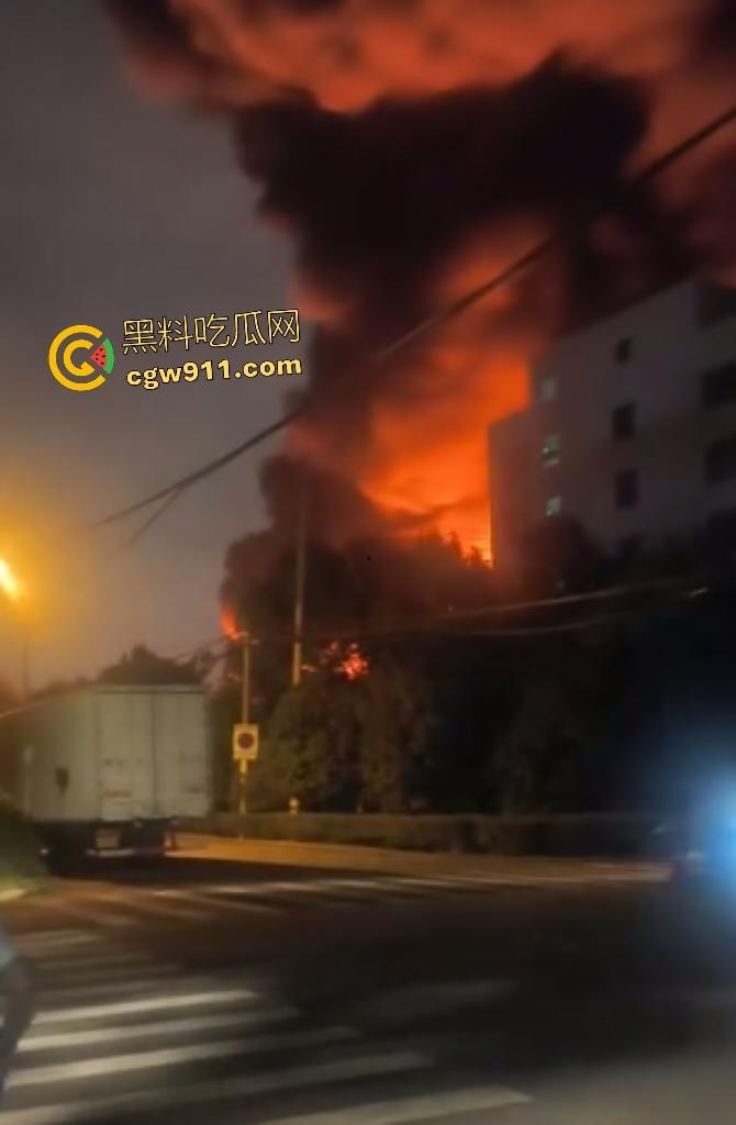 宁波姜山镇顺丰物流仓库惊天大火！高压路奥克斯旁熊熊烈焰，20余辆消防车鏖战一小时勉强控火！  第8张