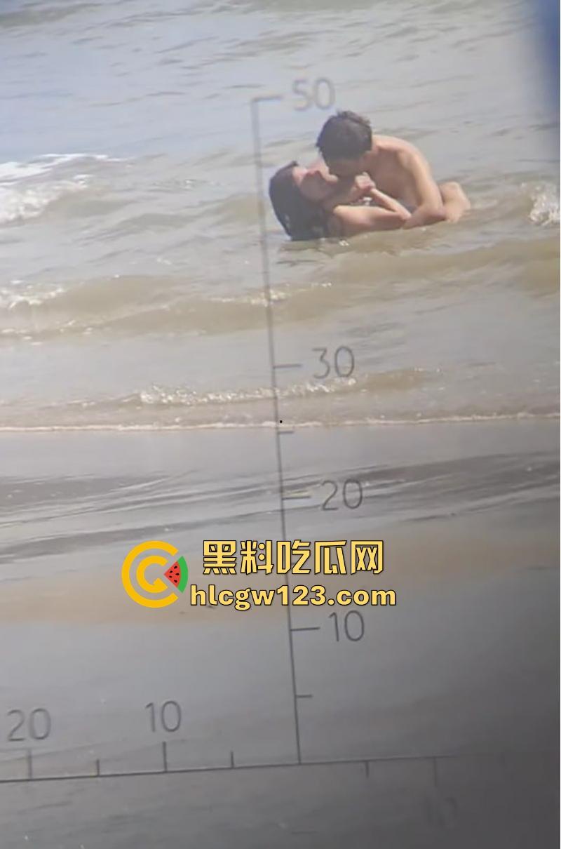 饥渴哥海边发情 与老婆水中调情疯狂扣逼 哥们是要打海炮吗？  第5张