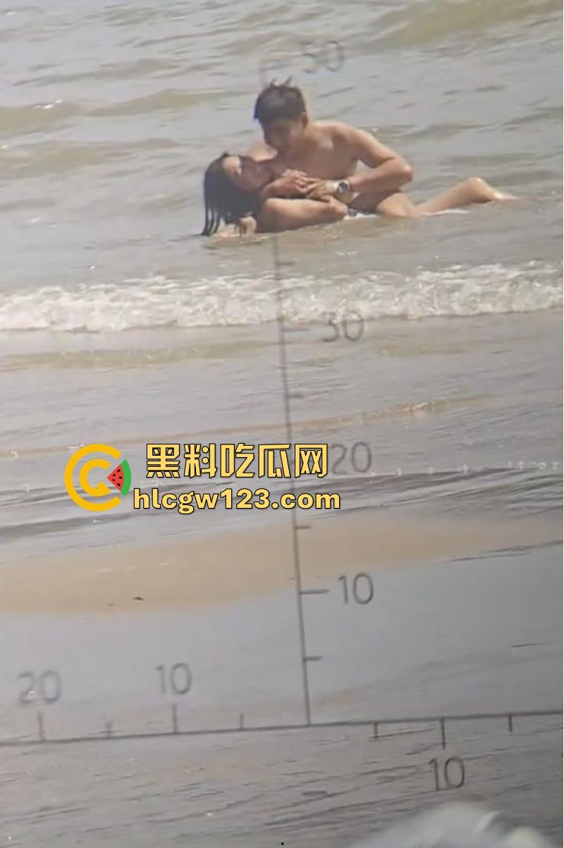 饥渴哥海边发情 与老婆水中调情疯狂扣逼 哥们是要打海炮吗？  第6张