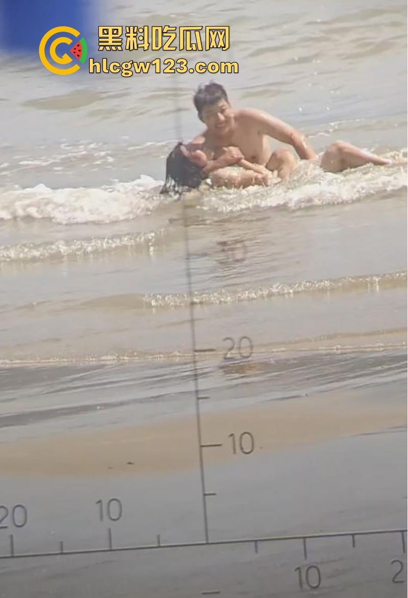 饥渴哥海边发情 与老婆水中调情疯狂扣逼 哥们是要打海炮吗？  第7张