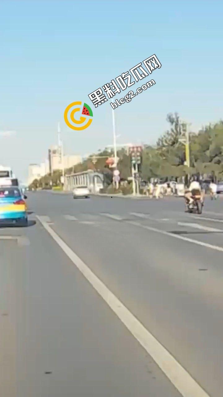 西夏万达摩托车祸 女骑士飙车撞上出租车 撞飞重摔在地 仙女脸被磨去一半 惨不忍睹  第2张